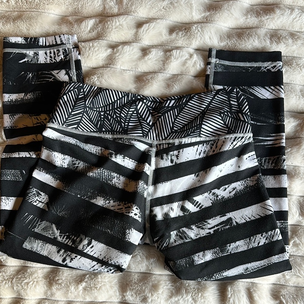 Lululemon Athletica Black and White Leggings with Geometric Print